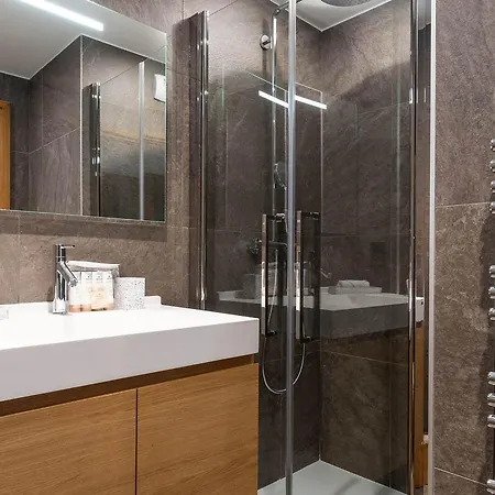 Familial A Pour 8 Personnes - Fr-1-563-148 *